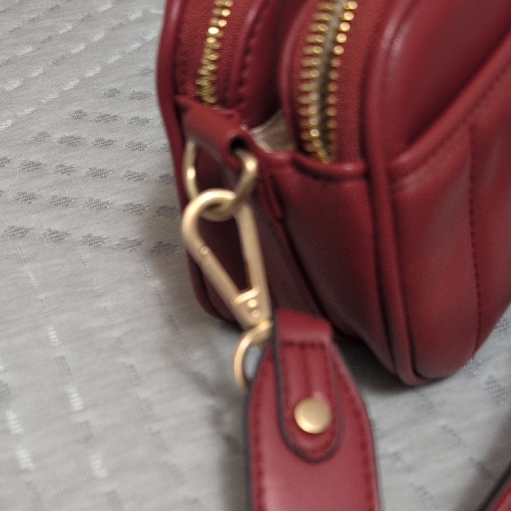 Elegant Red Crossbody Bag - Picture 8 of 9